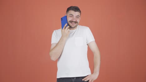 Hombre-Feliz-Hablando-Por-Teléfono.
